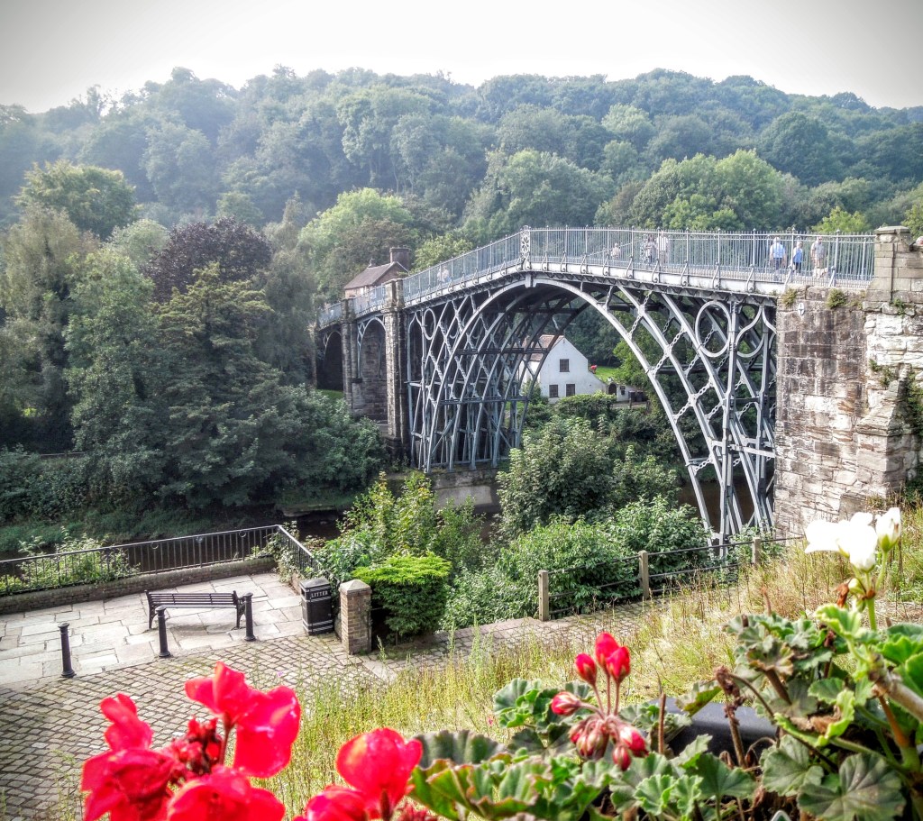 Building bridges in mind, language and&nbsp;society